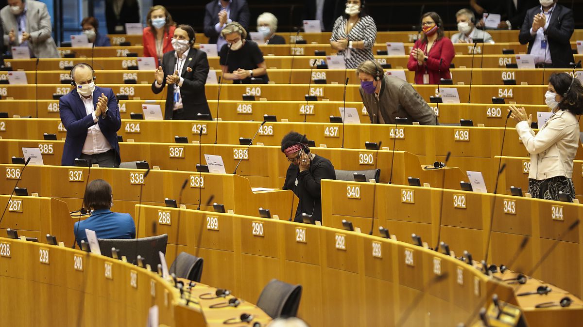 النائبة بعد إلقائها الكلمة أمس في البرلمان الأوروبي، وسط حضور النواب الذين صفقوا لها 