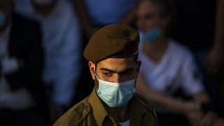 جندي إسرائيلي يلبس كمامة