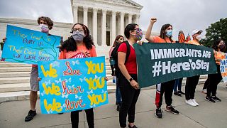 Des étudiants immigrés bénéficiant du programme DACA fêtent le jugement de la Cour suprême à Washington, le 18 juin 2020