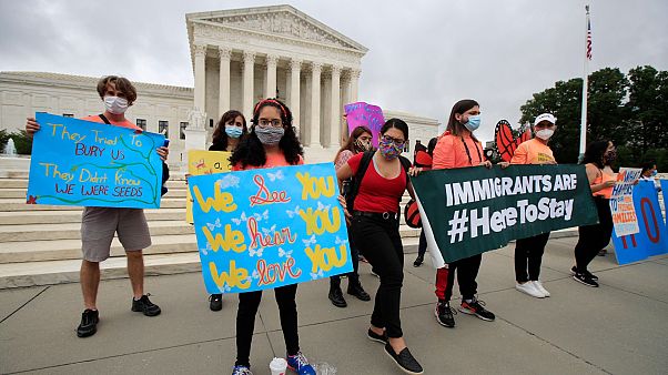 Un grupo de "dreamers" celebra la decisión de la Corte Suprema el jueves 18 de junio de 2020, en Washington. Un grupo de "dreamers" celebra la decisión de la Corte Suprema el jueves 18 de junio de 2020, en Washington.