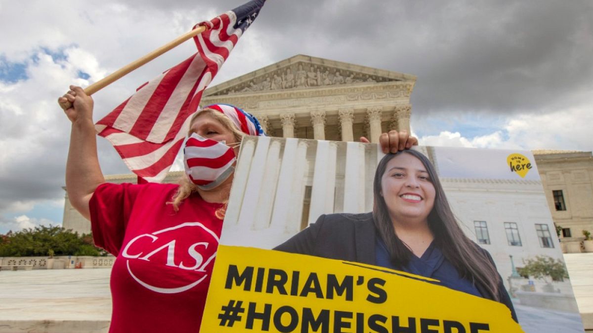 I destinatari del DACA (Deferred Action for Childhood Arrivals) festeggiano davanti alla Corte Suprema degli Stati Uniti, a Washington