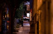 Αστυνομικός έξω από το σπίτι της 10χρονης