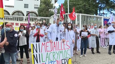 تجمع کادر بیمارستانی در فرانسه در اعتراض به وضعیت شغلی