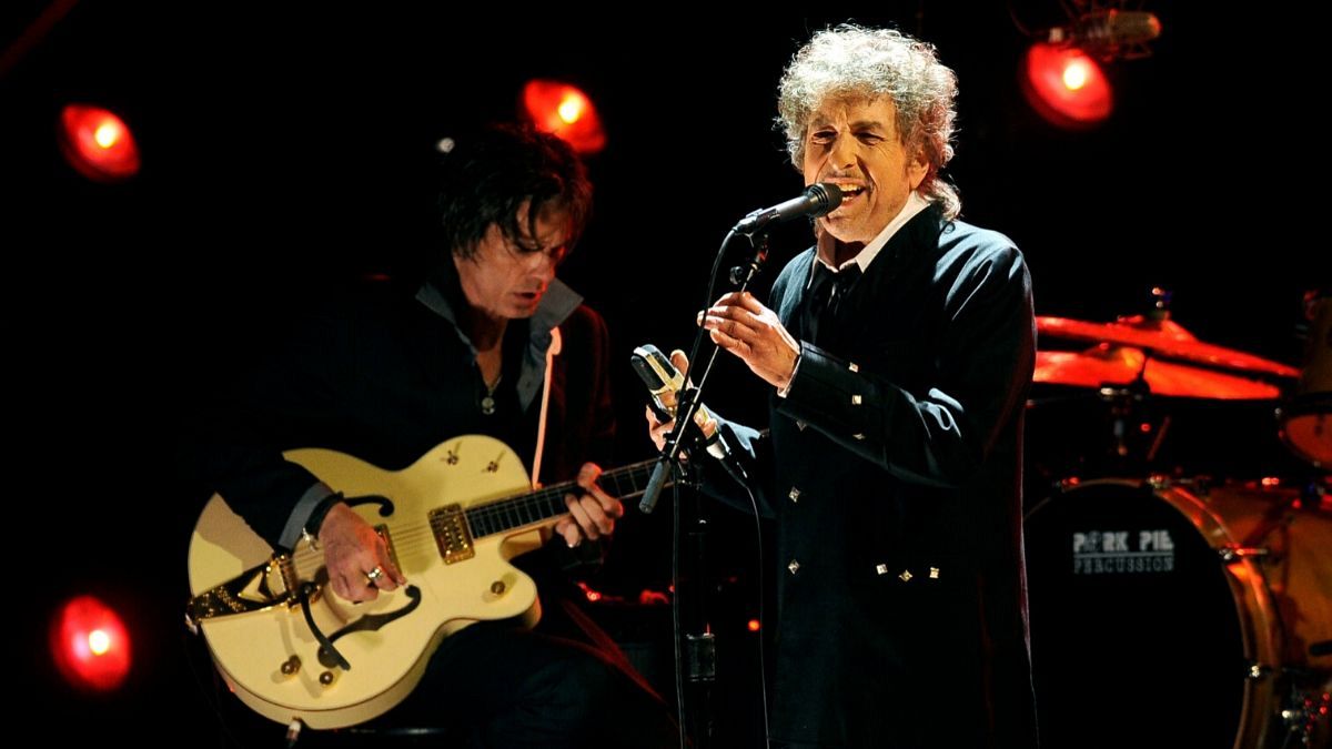 باب دیلن در آلبوم تازهٔ خود؛ «در یک بستر می‌خوابم با مرگ و زندگی»
