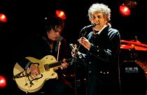 باب دیلن در آلبوم تازهٔ خود؛ «در یک بستر می‌خوابم با مرگ و زندگی»