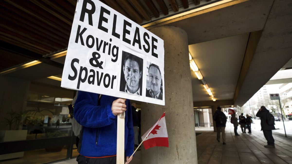 Egy tüntető a két férfi szabadon engedését követelte ez év januárjában
