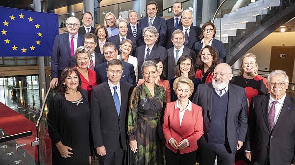 Ursula von der Leyen e la sua squadra di governo. In oltre 60 anni non c'è mai stato un commissario di colore Ursula von der Leyen e la sua squadra di governo. In oltre 60 anni non c'è mai stato un commissario di colore