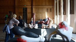 Besucher der Kunstmesser in Toulouse betrachten Skulpturen der Künstlerin Elsa Sahal (Archiv)