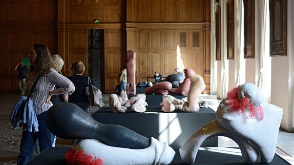 Besucher der Kunstmesser in Toulouse betrachten Skulpturen der Künstlerin Elsa Sahal (Archiv) Besucher der Kunstmesser in Toulouse betrachten Skulpturen der Künstlerin Elsa Sahal (Archiv)