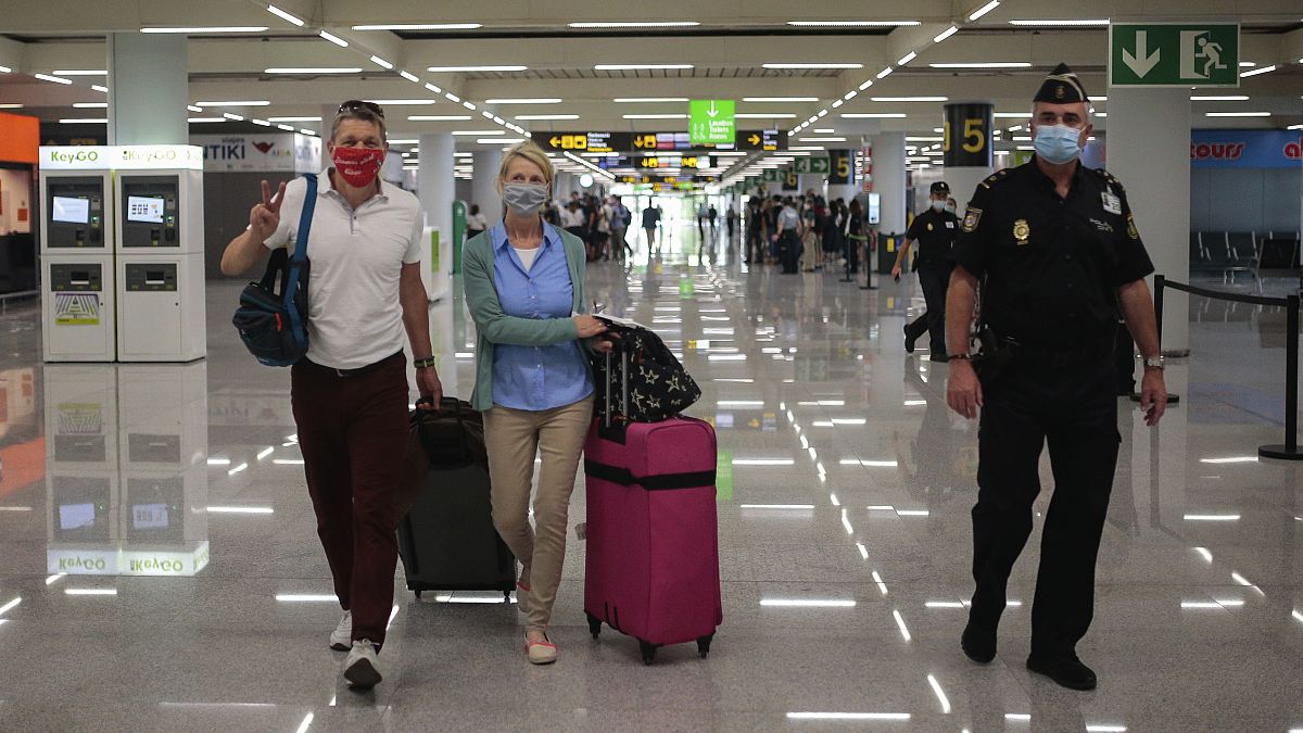 Los pasajeros del vuelo Düsseldorf-Mallorca llegan al aeropuerto de Son Sant Joan en Palma de Mallorca, España, el lunes 15 de junio de 2020. 