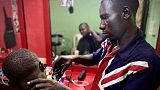 James aus Nigeria, der mit IOM-Hilfe einen Friseurladen eröffnet hat