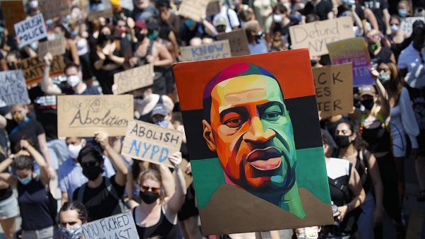 Los manifestantes marchan sobre el Puente de Brooklyn hacia Manhattan después de un mitin en el Parque Cadman Plaza, el viernes 19 de junio de 2020, en Nueva York. Los manifestantes marchan sobre el Puente de Brooklyn hacia Manhattan después de un mitin en el Parque Cadman Plaza, el viernes 19 de junio de 2020, en Nueva York.