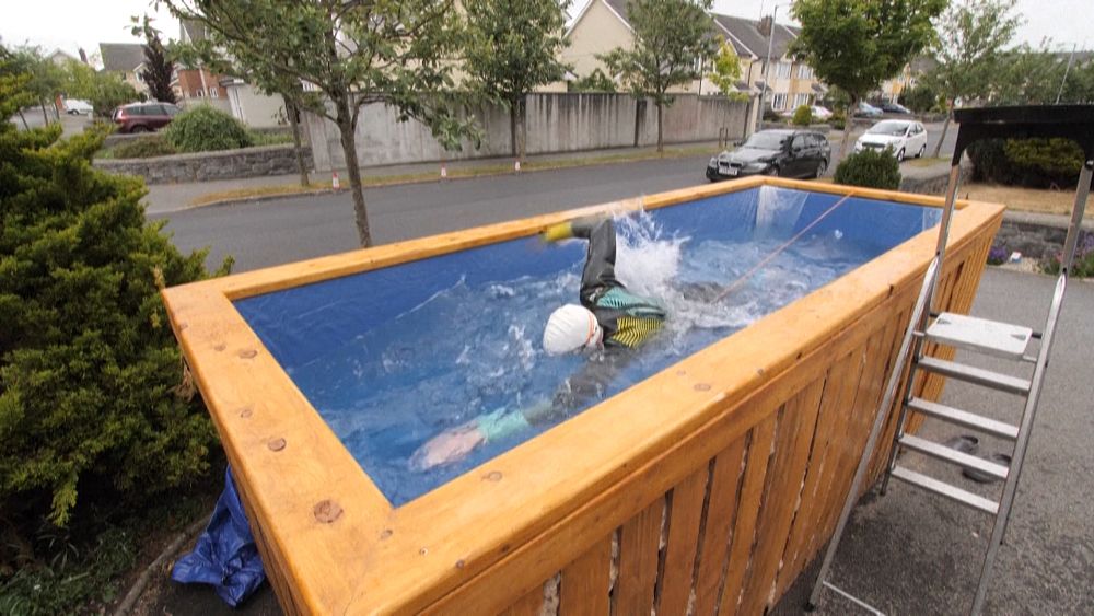 Dans sa piscine, ce triathlète aveugle fait du surplace pour aller plus vite