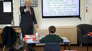 İngiltere Başbakanı Boris Johnson Bovingdon İlköğretim Okulu'nu ziyaret ederken.