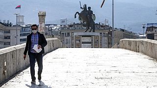 Άντρας με μάσκα στα Σκόπια