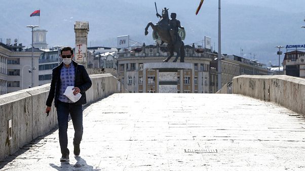 Άντρας με μάσκα στα Σκόπια Άντρας με μάσκα στα Σκόπια