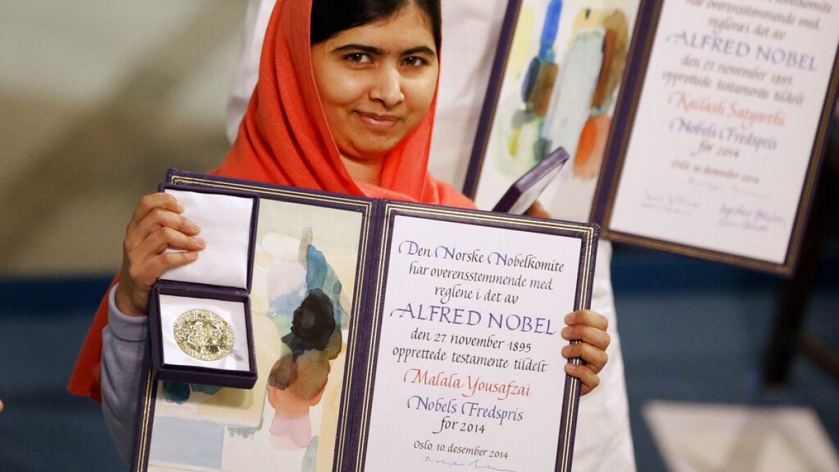 Malala Yousafzai Nobel Barış Ödülü ile poz verirken