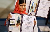 Malala Yousafzai Nobel Barış Ödülü ile poz verirken