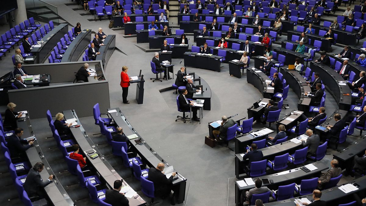ميركل متحدثة إلى نواب البرلمان الأوروبي 