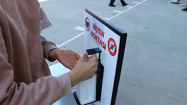Sınava giren öğrenciler dezenfektan kullandı Sınava giren öğrenciler dezenfektan kullandı