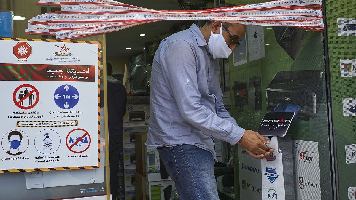 رجل يلبس كمامة في متجر إلكترونيات في الدار البيضاء 