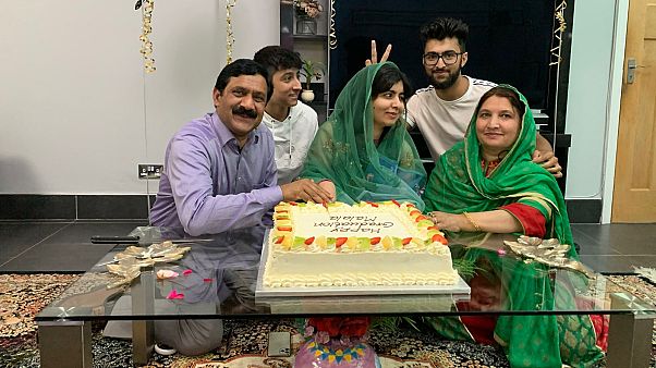 Malala családja körében a diplomatortával Malala családja körében a diplomatortával