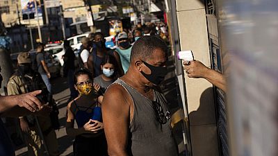 Θερμομέτρηση και μάσκες στους δρόμους του Ρίο