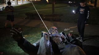 شاهد: تمثال الجنرال ألبرت بايك في واشنطن يتهاوى ويحترق أمام غضب المناهضين للعنصرية