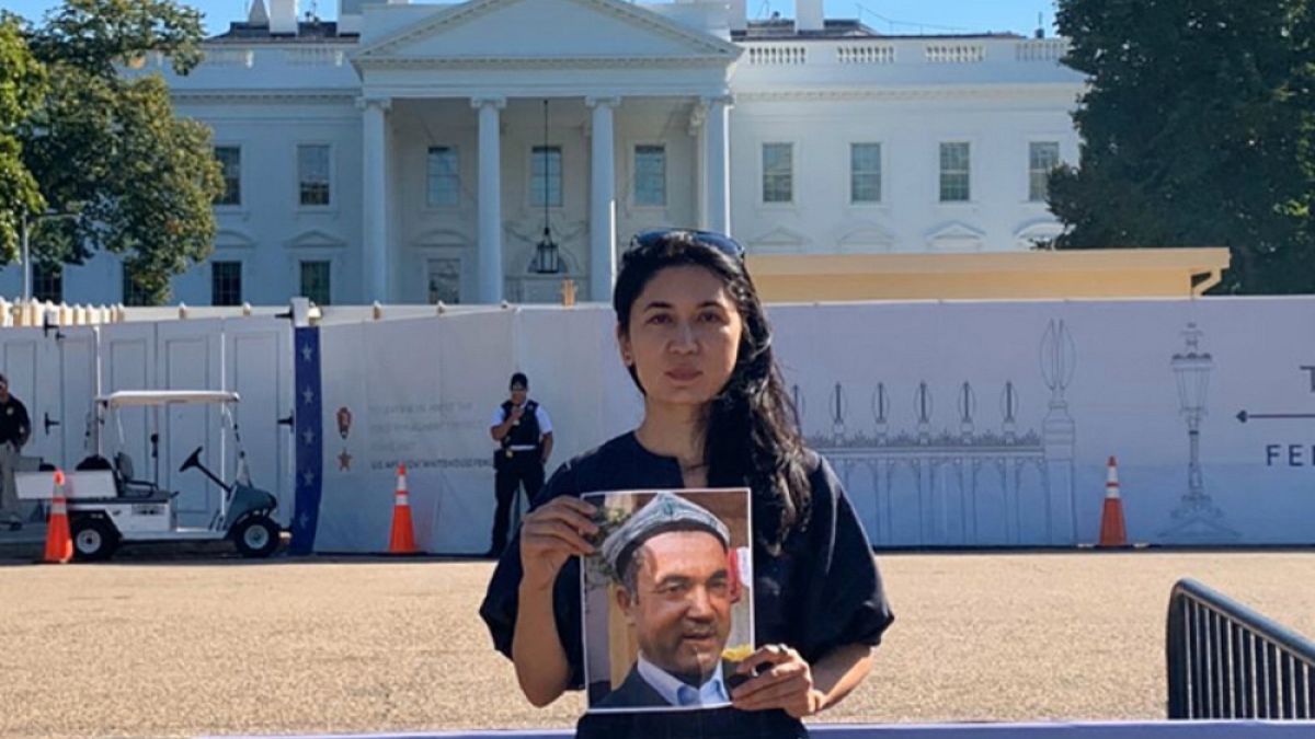 Uygur gazeteci Nur İman Abdüreşit, Beyaz Saray'ın önünde babası Abdüreşit Tohti'nin fotoğrafıyla gösteri yaparken