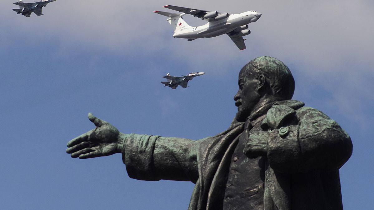 تمثال القائد السوفياتي فلاديمير لينين في وسط الساحة الحمراء في موسكو 