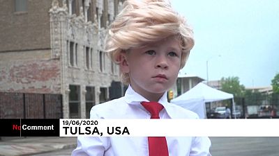"Пятилетний Трамп" продаёт маски для сторонников президента США