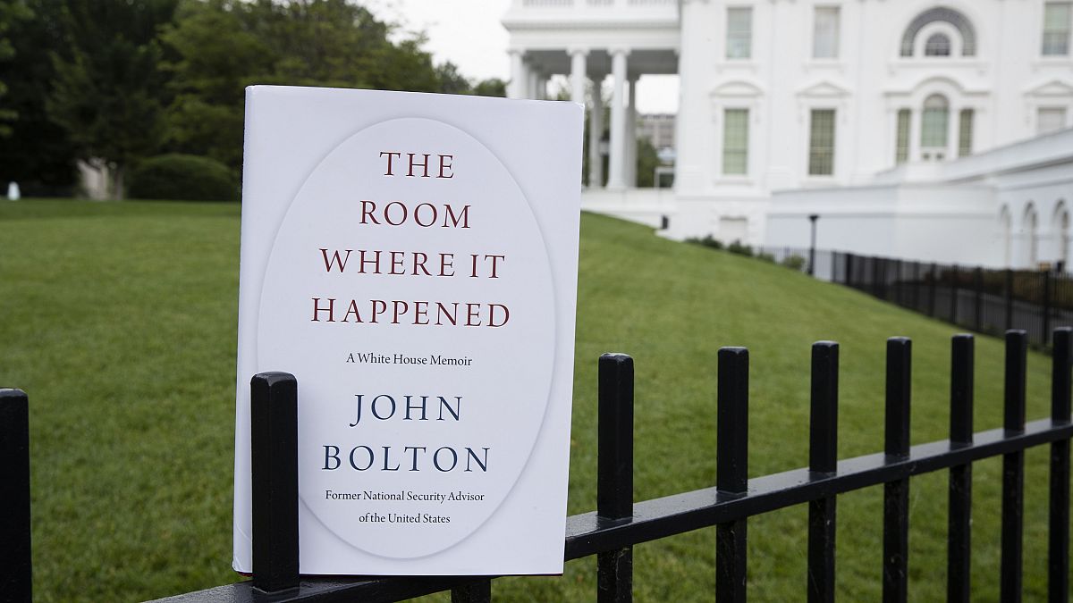 نسخة من كتاب بولتون، "المتفجر" بحسب وصف الصحافة الأميركية، أمام البيت الأبيض 