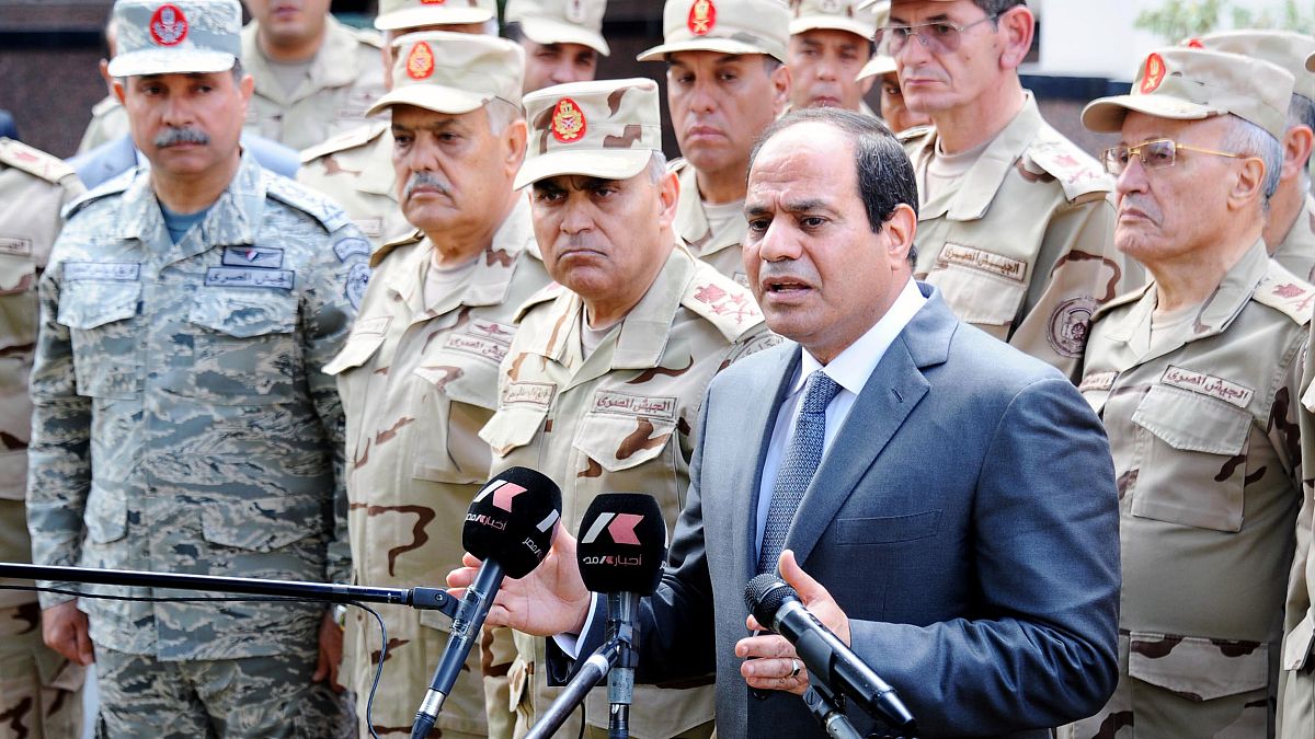 الرئيس السيسي متحدثاً إلى الصحافة بعد اجتماع مع المجلس الأعلى للقوات المسلحة (أرشيف) 