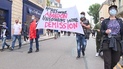 Una pancarta en la que se lee "tras nuestro abandono exigimos su dimisión" durante la protesta de la comunidad magrebí en Dijon