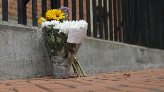 باقة زهور وضعها أحد السكان في "فوربوري غاردنز بارك" حيث حدث الهجوم
