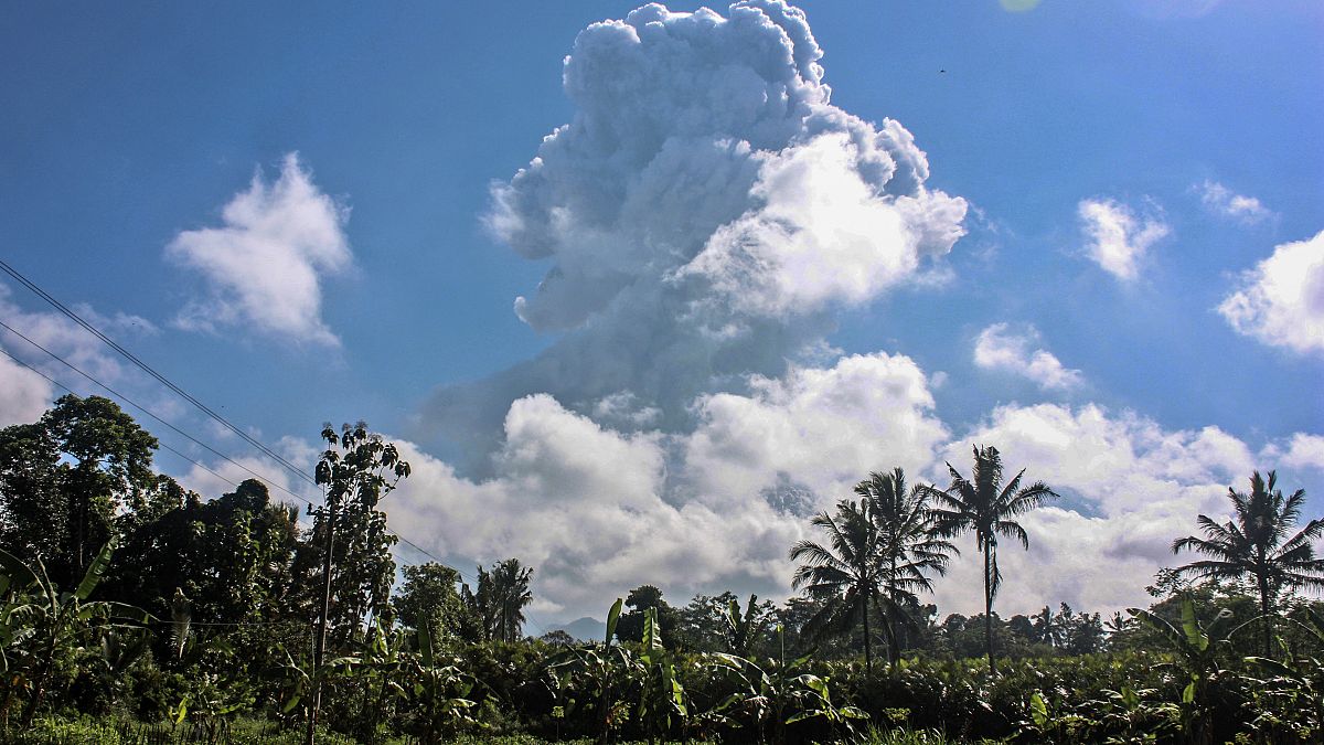Облако пепла высотой 6 тысяч метров: Мерапи снова проснулся
