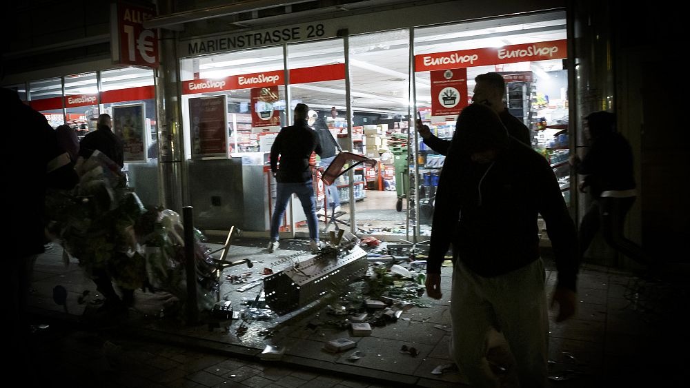 Rioters attack German police after drug check in Stuttgart | Euronews