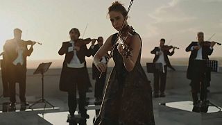 La violinista Anna Tifu suona sul palazzo della civiltà italiana all'Eur - Roma