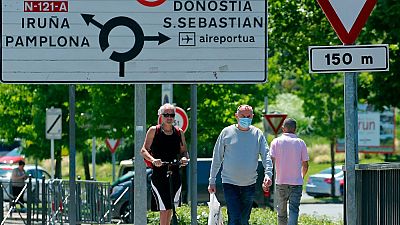 Persone attraversano il confine tra Francia e Spagna a Behobie, nel sud-ovest dell'esagono