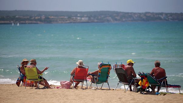 Τουρίστες και ντόπιοι απολαμβάνουν τον ήλιο και την θάλασσα Τουρίστες και ντόπιοι απολαμβάνουν τον ήλιο και την θάλασσα
