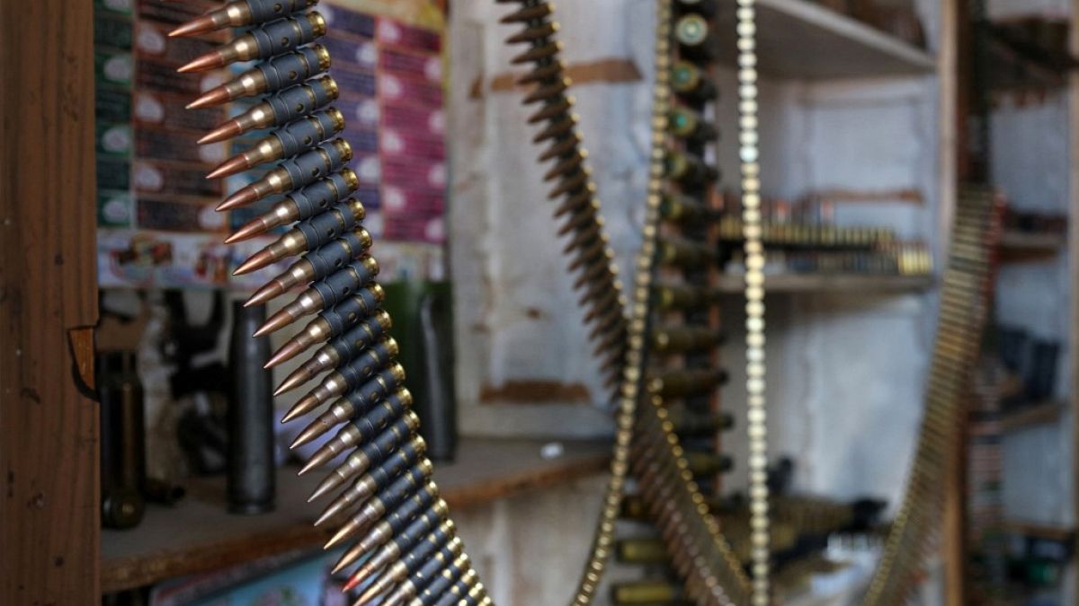 Yemen'de silah satan bir dükkan