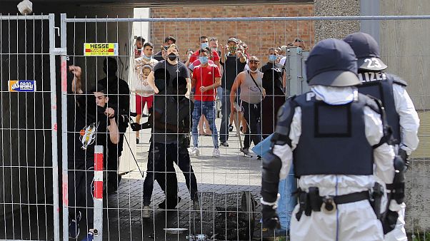 Almanya'nın Göttingen kentinde, çoğu göçmen 700 kişinin bulunduğu binada uygulanan karantinayı delip çıkmaya çalışanlara polis müdahale etti Almanya'nın Göttingen kentinde, çoğu göçmen 700 kişinin bulunduğu binada uygulanan karantinayı delip çıkmaya çalışanlara polis müdahale etti