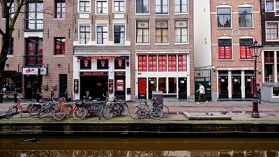 COVID-19: «Σβήνουν» τα κόκκινα φώτα του Άμστερνταμ