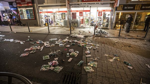 Σοκαρισμένοι οι κάτοικοι της Στουτγκάρδης από τις ταραχές Σοκαρισμένοι οι κάτοικοι της Στουτγκάρδης από τις ταραχές