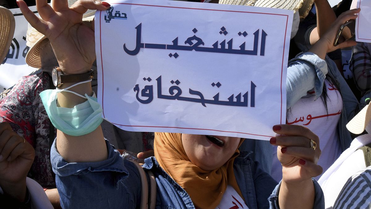 الشرطة التونسية تلجأ إلى استخدام الغاز المسيل للدموع لتفريق محتجين في تطاوين