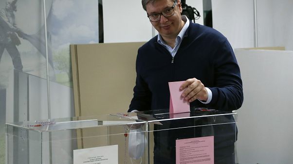Aleksandar Vučić reforça poder na Sérvia Aleksandar Vučić reforça poder na Sérvia