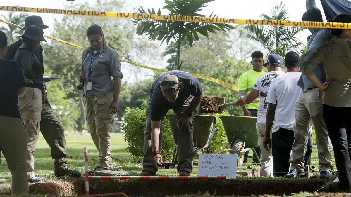 Adli tıp uzmanları, 1989'ki ABD işgalinin kurbanlarının kalıntılarını araştırmak için Panama'daki Jardin de Paz mezarlığında çalışırken