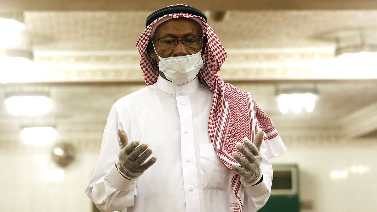 شخص يرتدي كمامة وقفزات أثناء الصلاة في أحد مساجد جدة