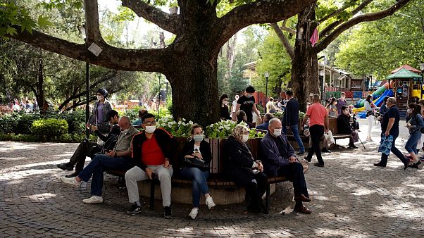 Ankara Kuğulu Park'ta maskeyle oturanlar Ankara Kuğulu Park'ta maskeyle oturanlar