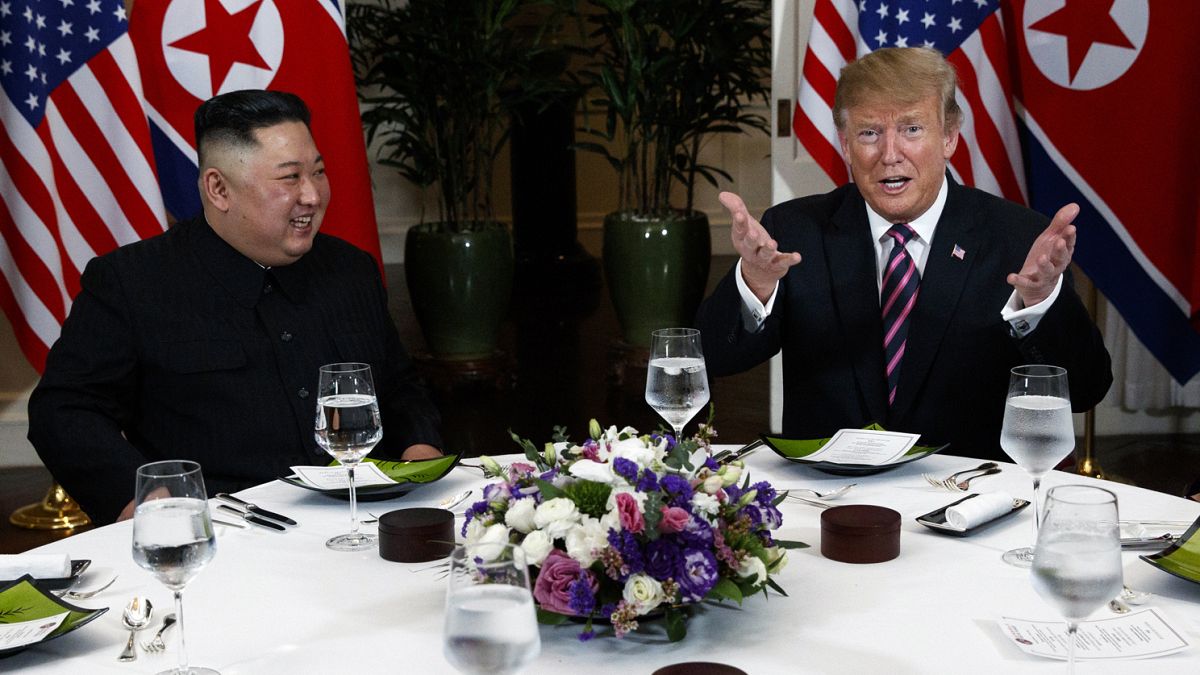 لقاء بين الزعيم الكوري كيم جونغ أون والرئيس الأمريكي دونالد ترامب في قمة هانوي 2019